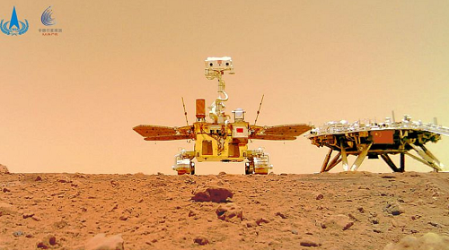 2021 年 6 月 11 日，中國祝融火星探測器發布的相機拍攝的圖像顯示了火星車（L）和火星表麵的著陸平台。/CFP