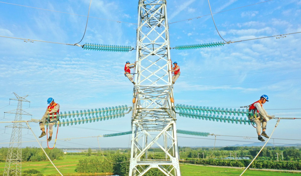 2022年8月7日，中國東(dong) 部安徽省滁州市為(wei) 確保供電而進行的固定設施。/CFP